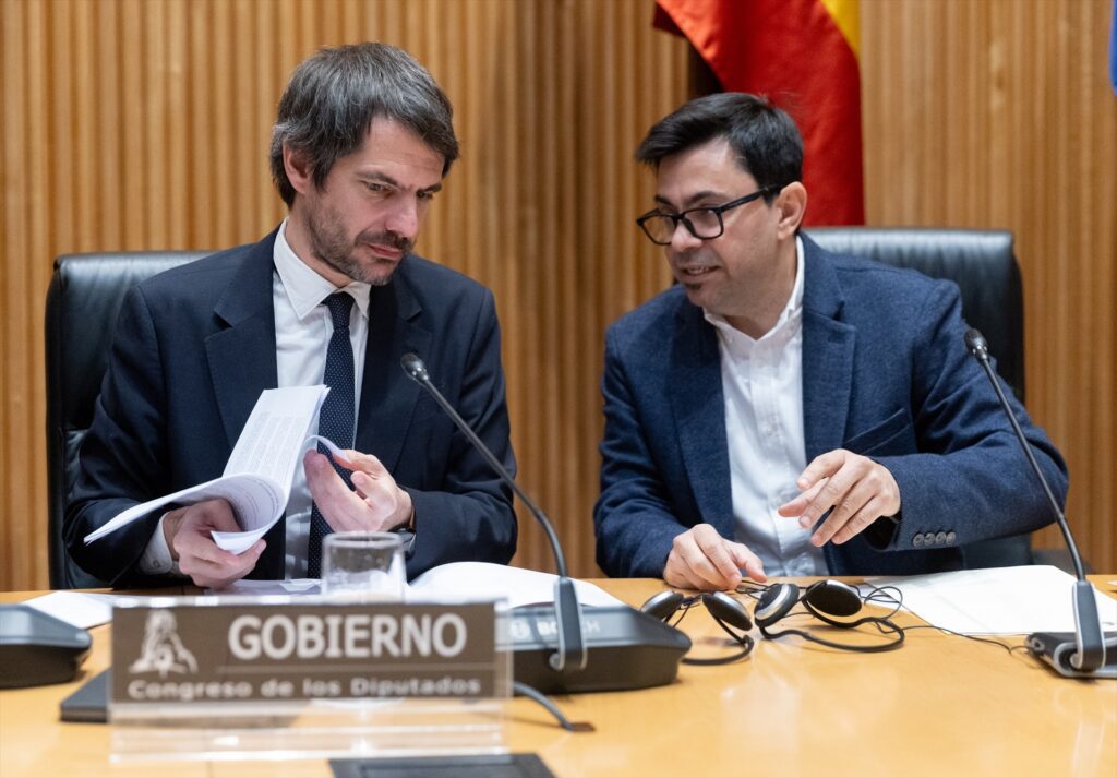 El ministro de Cultura, Ernest Urtasun (i), y el secretario primero de la Mesa del Congreso, Gerardo Pisarello (d), a su llegada a la Comisión de Cultura, en el Congreso de los Diputados, a 22 de enero de 2024, en Madrid (España). Fuente Eduardo Parra/ EuropaPress.