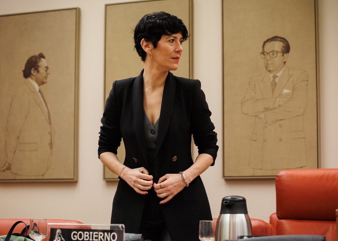 La ministra de Inclusión, Seguridad Social y Migraciones, Elma Saiz, llega a la Comisión de Trabajo, Economía Social, Inclusión, Seguridad Social y Migraciones del Congreso de los Diputados, a 29 de enero de 2024, en Madrid (España | Alejandro Martínez Vélez (EUROPA PRESS)