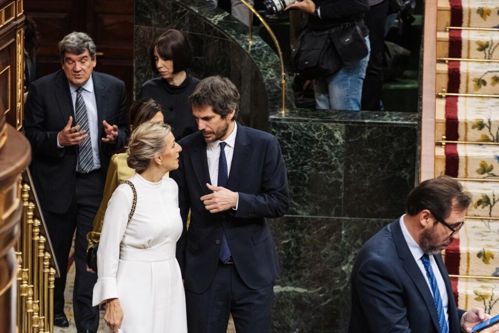 Varios ministros conversan a su entrada al Pleno del Congreso. Fuente Carlos Luján / Europa Press.