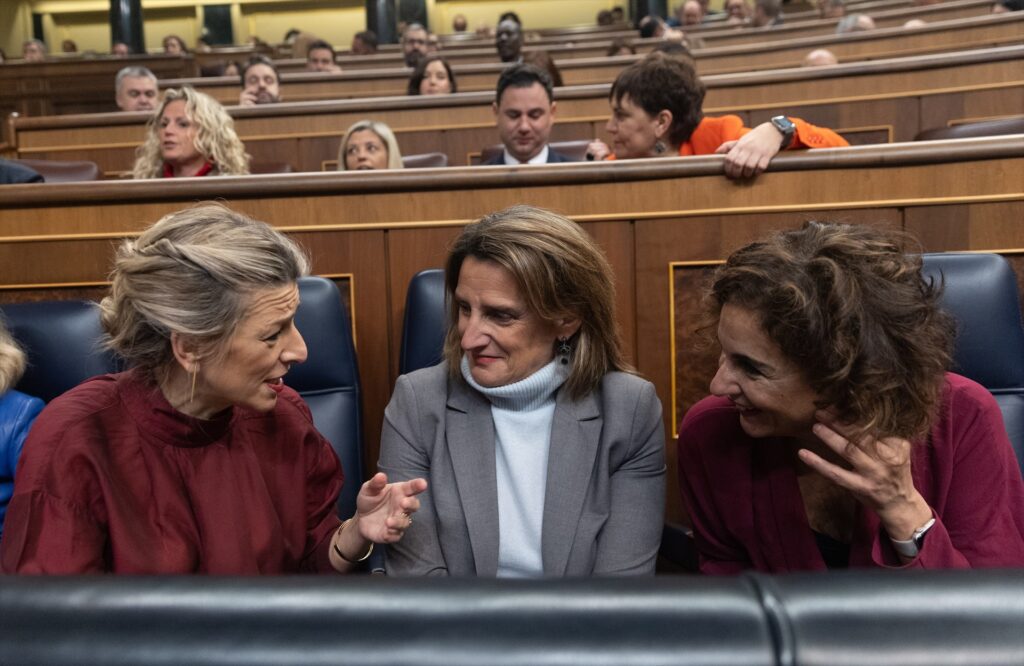 La vicepresidenta segunda y ministra de Trabajo, Yolanda Díaz; la vicepresidenta tercera y ministra de Transición Ecológica y el Reto Demográfico, Teresa Ribera y la vicepresidenta cuarta y ministra de Hacienda y Función Pública, María Jesús Montero, durante un pleno en el Congreso de los Diputados. Fuente Eduardo Parra/ EuropaPress.