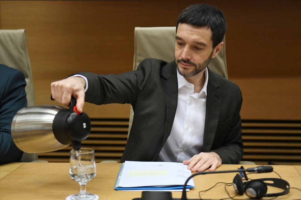 El ministro de Derechos Sociales, Consumo y Agenda 2030, Pablo Bustinduy, durante la Comisión de Derechos Sociales y Consumo, en el Congreso de los Diputados, a 26 de enero de 2024, en Madrid (España) | FERNANDO SÁNCHEZ (EUROPA PRESS).