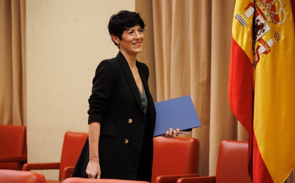 La ministra de Inclusión, Seguridad Social y Migraciones, Elma Saiz, llega a la Comisión de Economía, Comercio y Transformación Digital, en el Congreso de los Diputados, a 29 de enero de 2024, en Madrid (España) | ALEJANDRO MARTÍNEZ (EUROPA PRESS).