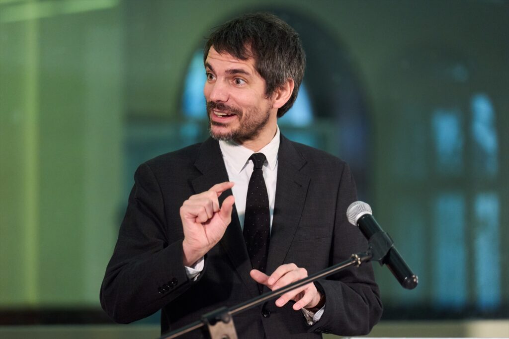 El ministro de Cultura, Ernest Urtasun, interviene en la puesta de la primera piedra del centro asociado Reina Sofía Archivo Lafuente, a 8 de febrero de 2024, en Santander, Cantabria (España). Fuente Juanma Serrano/ EuropaPress.