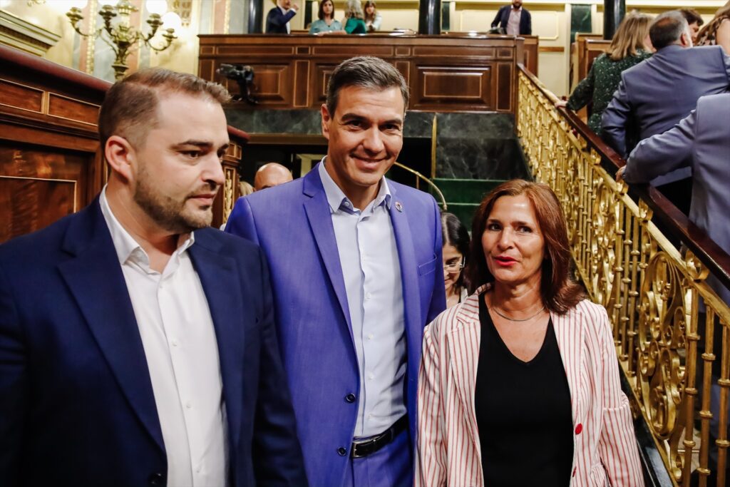 El presidente del Gobierno, Pedro Sánchez, a su entrada al hemiciclo junto a la ponente socialista de la ley de Enseñanzas Artísticas, María Luz Martínez Seijo | CARLOS LUJÁN (EUROPA PRESS).