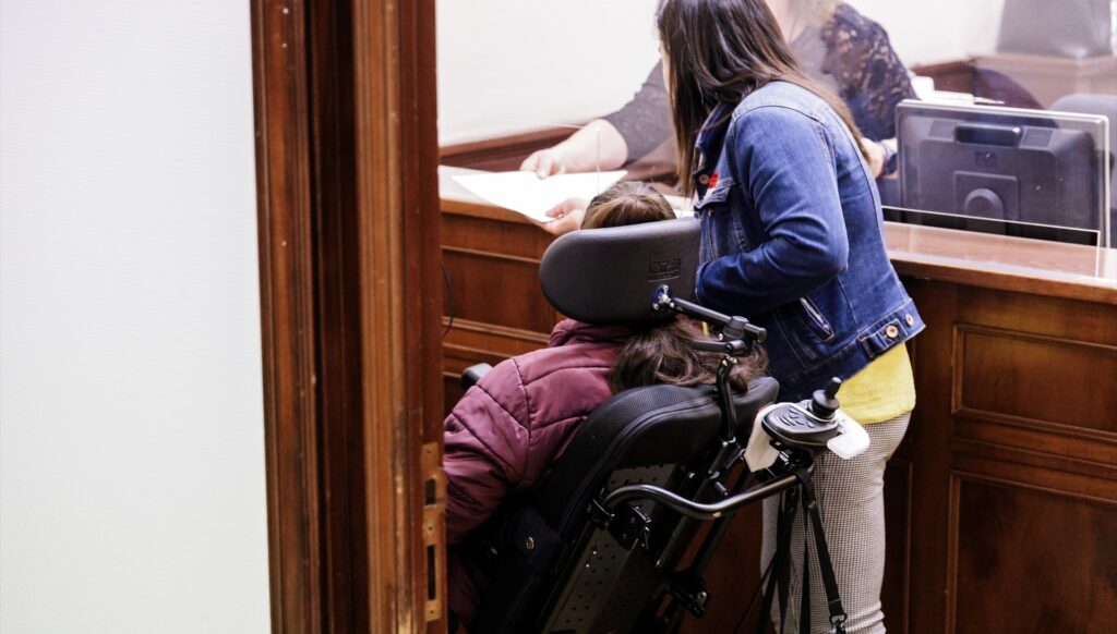 Imagen de archivo de una persona afectada de ELA (esclerosis lateral amiotrófica) registra la petición de que se desbloquee la tramitación de la Ley ELA, en el Congreso de los Diputados, a 17 de marzo de 2023 | CARLOS LUJÁN (EUROPA PRESS).