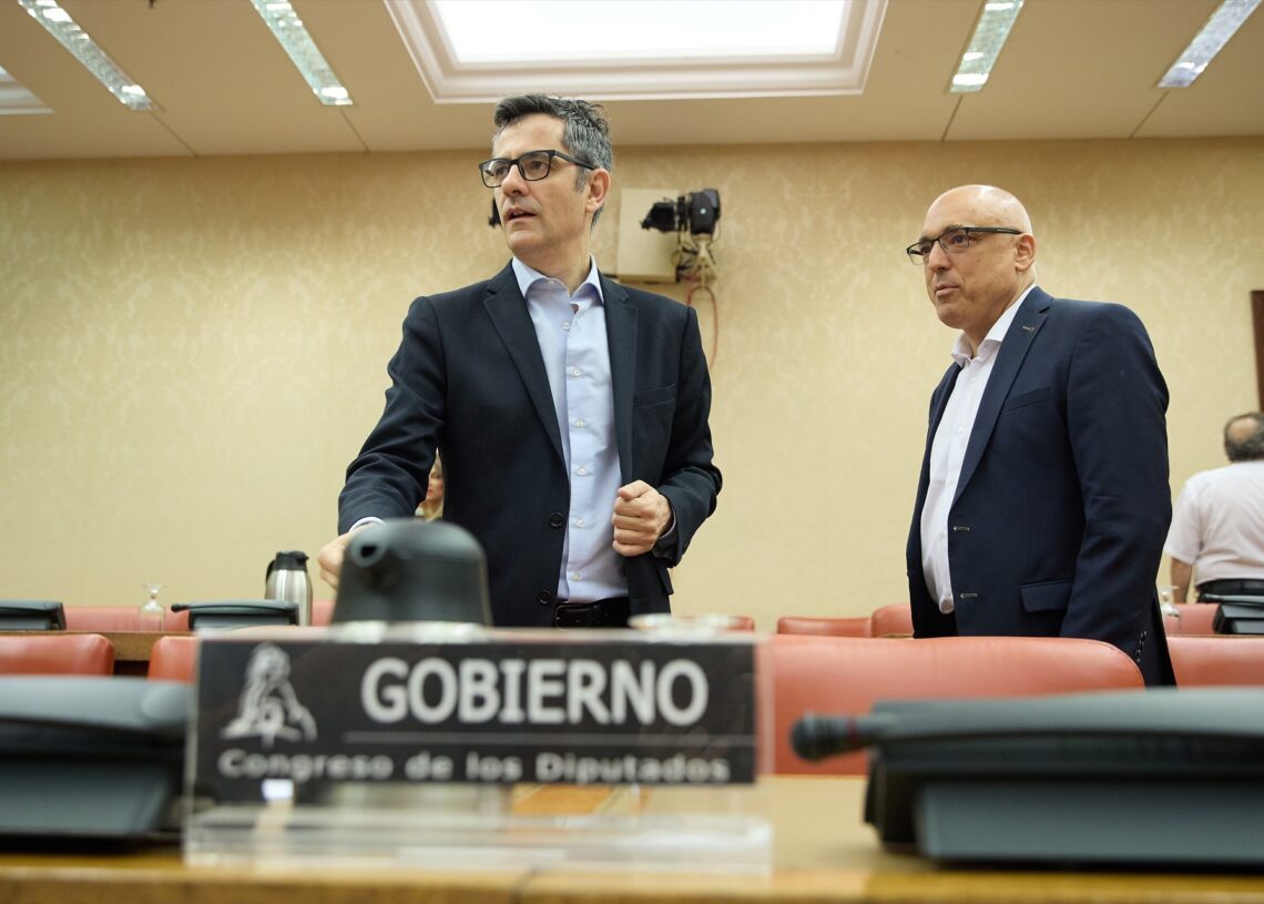 El secretario de Estado de Relaciones con las Cortes y Asuntos Constitucionales, Rafael Simancas (d), y el ministro de la Presidencia, Justicia y Relaciones con las Cortes, Félix Bolaños (i), en el Congreso de los Diputados, en Madrid (España) | Jesús Hellín/EUROPA PRESS (Foto de ARCHIVO)
26/7/2023