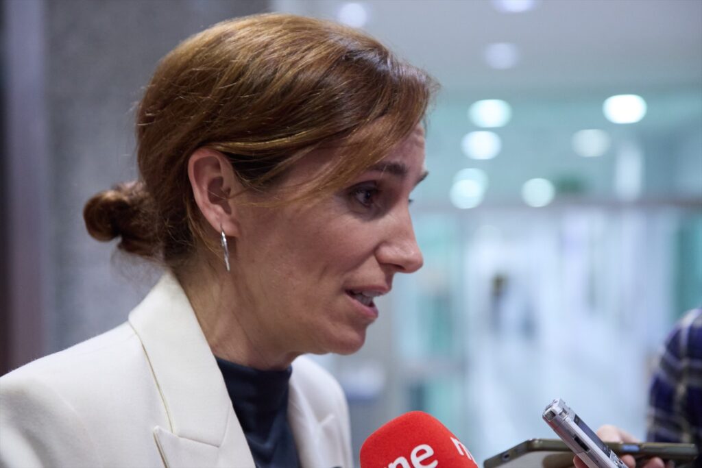 Imagen de la Ministra de Sanidad, Mónica García, en declaraciones a los medios de comunicación | JESÚS HELLÍN (EUROPA PRESS).