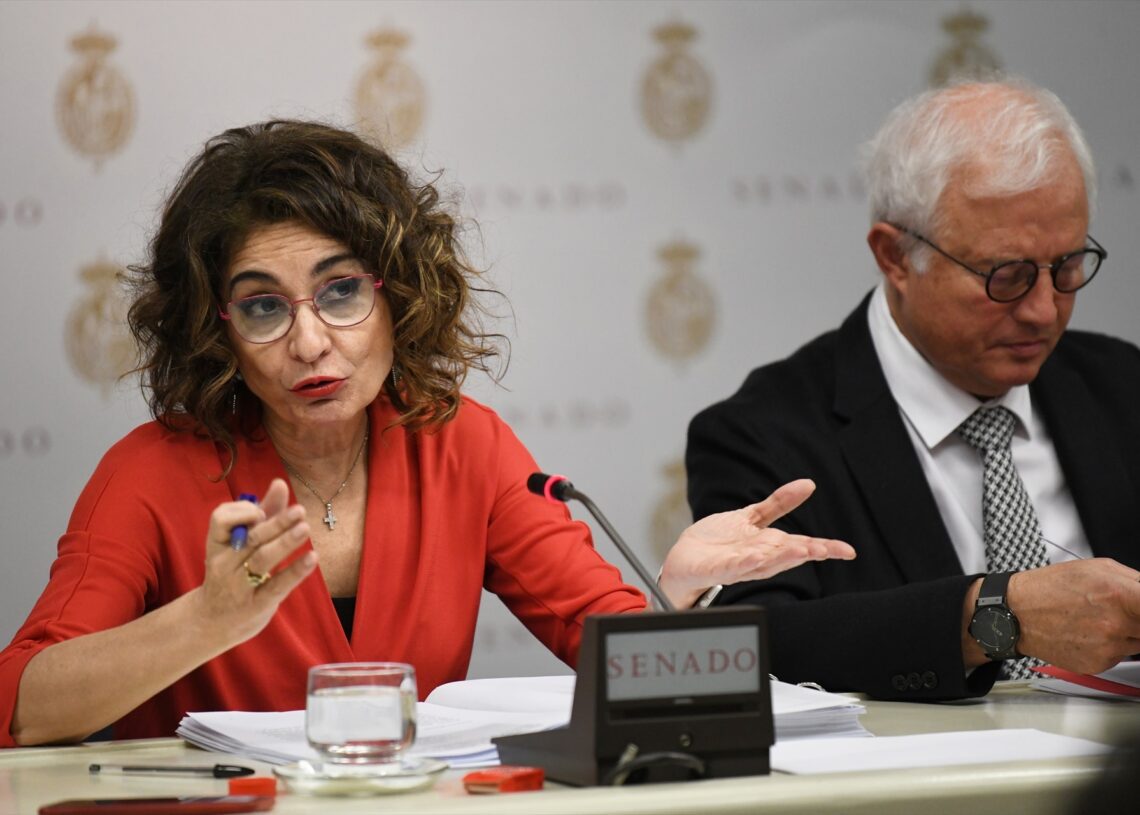 La vicepresidenta de Hacienda, María Jesús Montero y el presidente de la Comisión de Hacienda del Senado, Eloy Suárez, durante comparecencia de la vicepresidenta, a 7 de marzo de 2024, en Madrid (España) | Fernando Sánchez (EUROPA PRESS)
07/3/2024