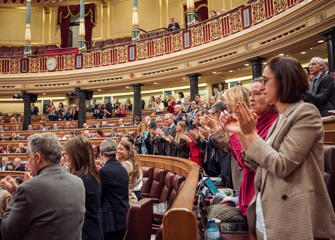 Varios diputados aplauden durante la sesión que ha debatido la Ley ELA | GABRIEL LUENGAS