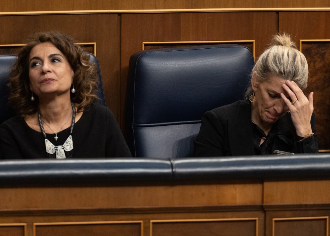 La vicepresidenta de Hacienda, María Jesús Montero (i), y la vicepresidenta de Trabajo y Economía Social, Yolanda Díaz (d), este jueves en el Congreso |
Eduardo Parra (EUROPA PRESS)
14/3/2024