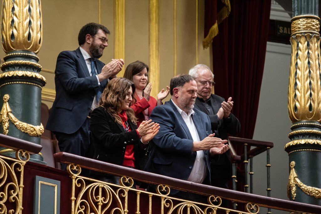 La consellera de la Presidencia del Govern de la Generalitat de Catalunya, Laura Vilagrà (1i) y el presidente de ERC, Oriol Junqueras (c), junto a otros diputados de ERC, aplauden tras quedar aprobada la Ley de amnistía | EDUARDO PARRA (EUROPA PRESS).