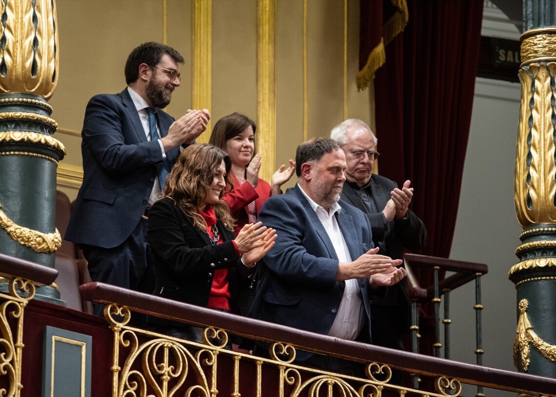 La consellera de la Presidencia del Govern de la Generalitat de Catalunya, Laura Vilagrà (1i) y el presidente de ERC, Oriol Junqueras (c), junto a otros diputados de ERC, aplauden tras quedar aprobada la Ley de amnistía | EDUARDO PARRA (EUROPA PRESS).
