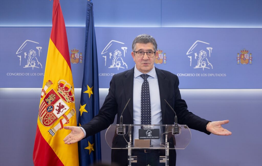 El portavoz del PSOE en el Congreso, Patxi López, durante una rueda de prensa anterior a la Junta de Portavoces, en el Congreso de los Diputados | EDUARDO PARRA.