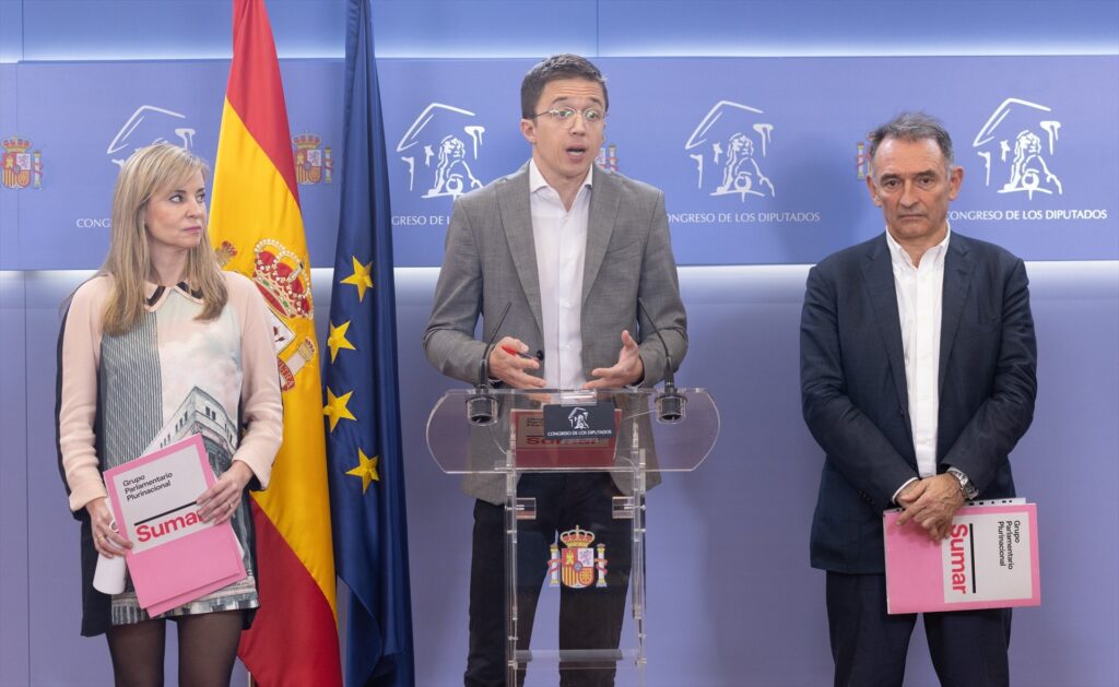 La diputada de Sumar, Verónica Martínez Barbero, el portavoz de Sumar en el Congreso, Iñigo Errejón, y el portavoz parlamentario de IU y diputado de Sumar, Enrique Santiago, ofrecen una rueda de prensa, en el Congreso de los Diputados | EDUARDO PARRA (EUROPA PRESS).