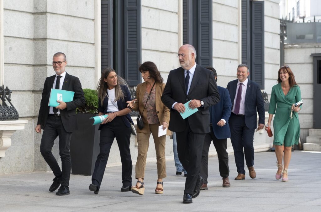Los diputados de Junts a su llegada a la segunda votación de la investidura del líder del Partido Popular, en el Congreso de los Diputados | ALBERTO ORTEGA (EUROPA PRESS).