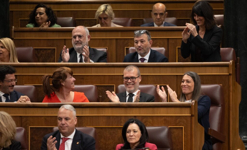 La portavoz de Junts en el Congreso, Miriam Nogueras (1d) y los diputados de Junts aplauden tras quedar aprobada la Ley de amnistía, durante una sesión plenaria, en el Congreso de los Diputados | EDUARDO PARRA (EUROPA PRESS).