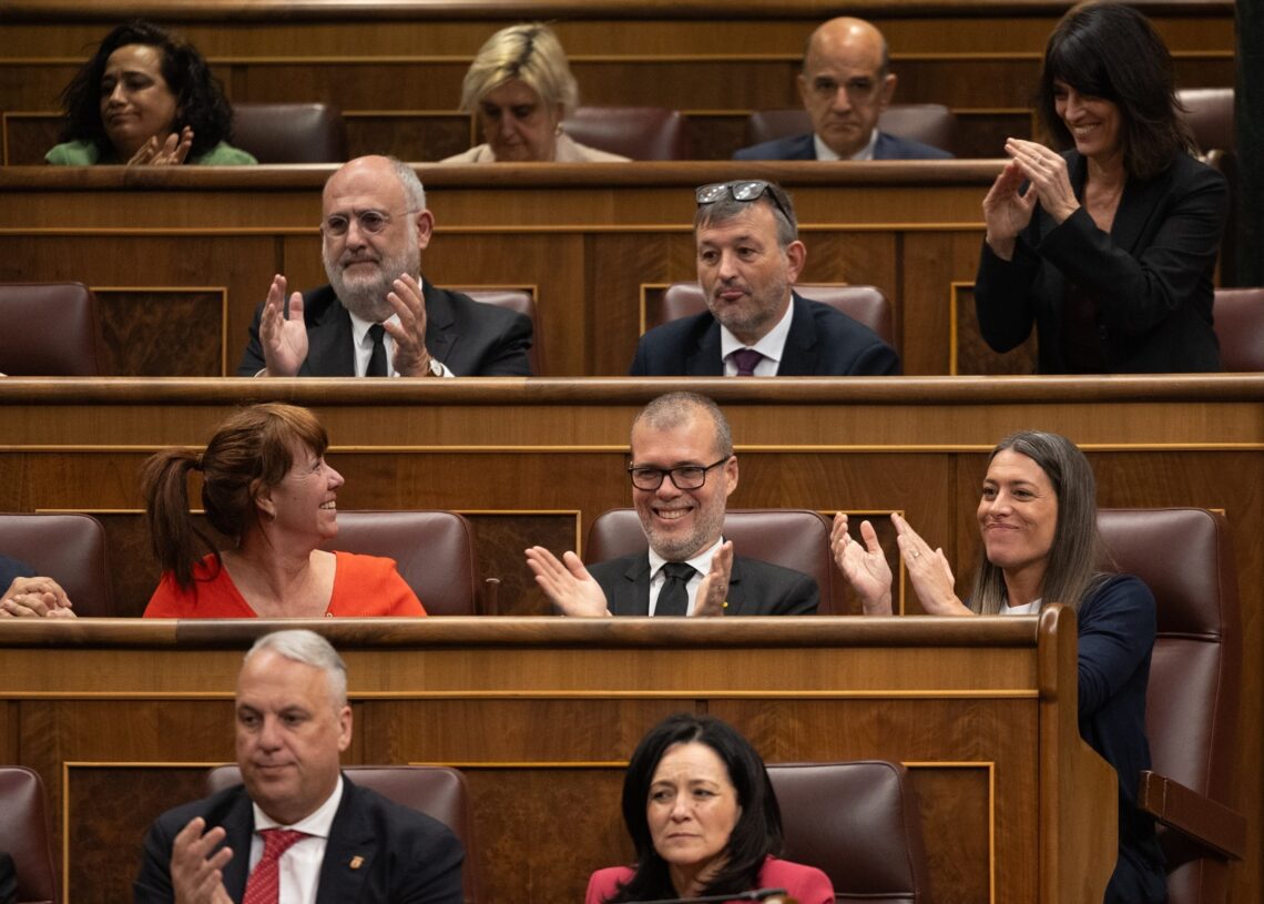 La portavoz de Junts en el Congreso, Miriam Nogueras (1d) y los diputados de Junts aplauden tras quedar aprobada la Ley de amnistía, durante una sesión plenaria, en el Congreso de los Diputados | EDUARDO PARRA (EUROPA PRESS).