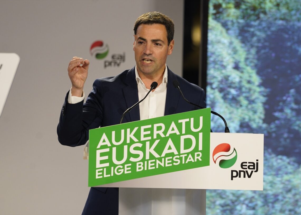 El candidato a Lehendakari y cabeza de lista por Bizkaia, Imanol Pradales, interviene durante el arranque de la campaña electoral del PNV, en la Plaza de la Virgen Blanca, a 4 de abril de 2024, en Vitoria-Gasteiz, Álava, País Vasco (España).
Iñaki Berasaluce / Europa Press
04/4/2024