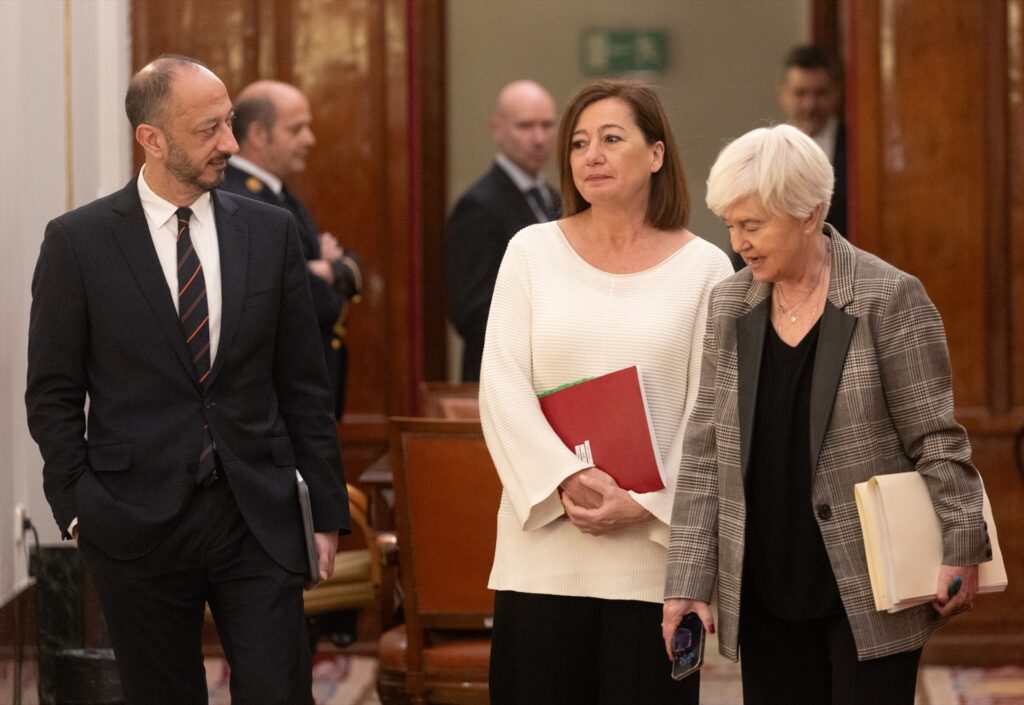 Imagen de archivo del vicepresidente del Congreso, Alfonso Rodríguez Gómez de Celis, la presidenta de Congreso, Francina Armengol, y la portavoz adjunta del PSOE en el Congreso, Isaura Leal, a su llegada a una reunión de la Mesa del Congreso de los Diputados | EUROPA PRESS (EDUARDO PARRA).