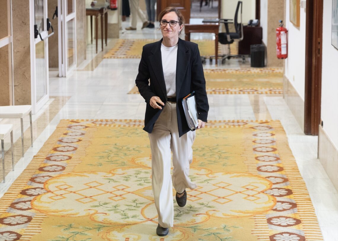 La ministra de Sanidad, Mónica García, llega a la Comisión Mixta para el Estudio de los Problemas de las Adicciones, en el Congreso de los Diputados | EDUARDO PARRA.