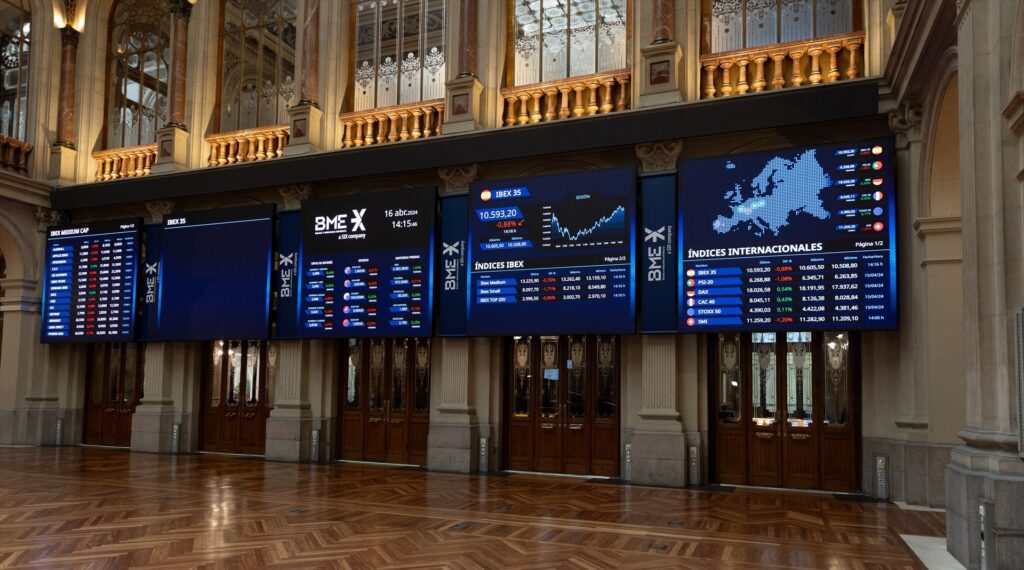 Imagen de archivo de paneles del Ibex 35 en el Palacio de la Bolsa | EDUARDO PARRA (EUROPA PRESS).