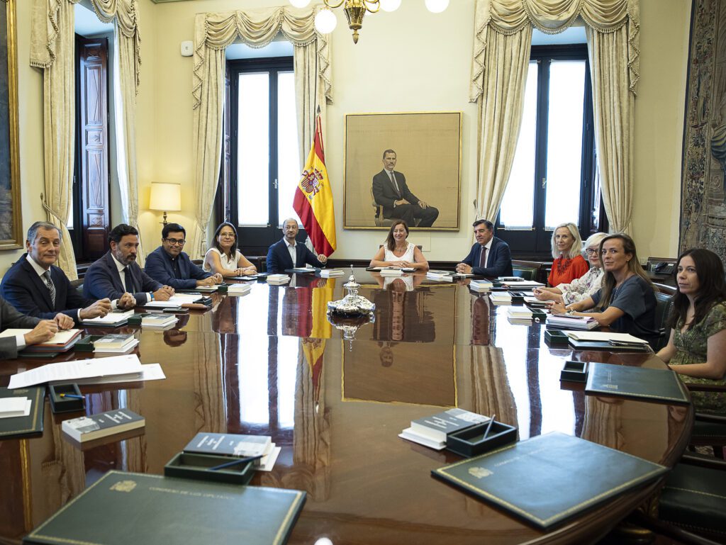 La Mesa del Congreso de la XV Legislatura en una reunión en agosto de 2023 en el Salón de Ministros. Fuente: Congreso de los Diputados.