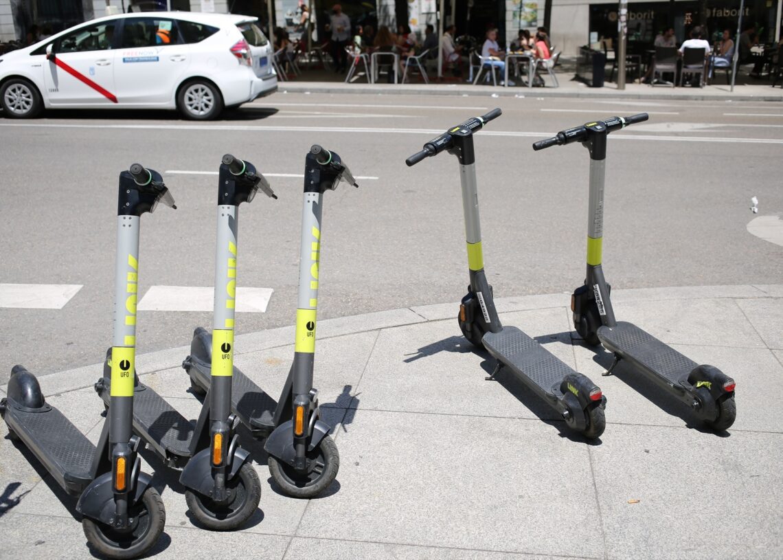 Varios patinetes estacionados en una calle céntrica de Madrid, a 9 de junio de 2021, en Madrid (España) | Cézaro De Luca (EUROPA PRESS)