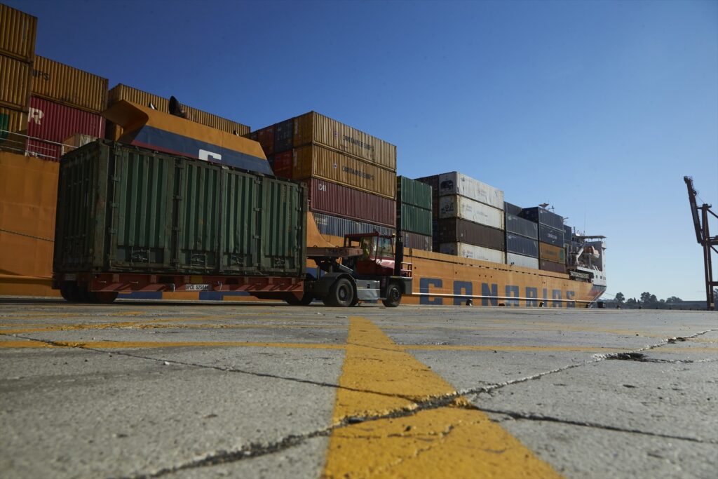 Imagen de archivo de una descarga de containers en el Puerto de Sevilla | JOAQUÍN CORCHERO.