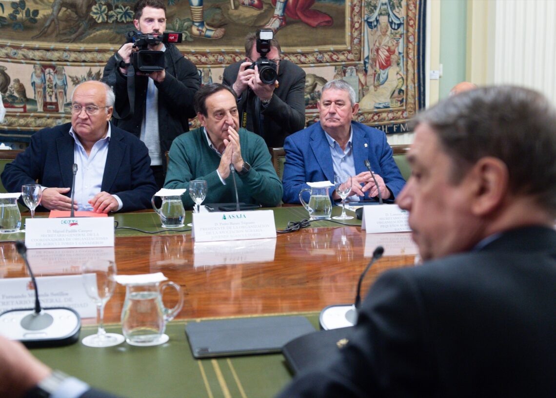 (I-D) El secretario general de COAG, Miguel Padilla, el presidente de Asaja, Pedro Barato, y el secretario general de UPA, Lorenzo Ramos, durante la reunión que ha mantenido el ministro de Agricultura, Pesca y Alimentación, Luis Planas, con las organizaciones profesionales agrarias el pasado 28 de febrero. | Gustavo Valiente / Europa Press (Foto de ARCHIVO)