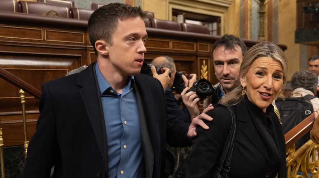 El líder de Más País y diputado de Sumar, Iñigo Errejón y la vicepresidenta segunda y ministra de Trabajo, Yolanda Díaz, llegan a una sesión de control al Gobierno, en el Congreso de los Diputados | EDUARDO PARRA (EUROPA PRESS).
