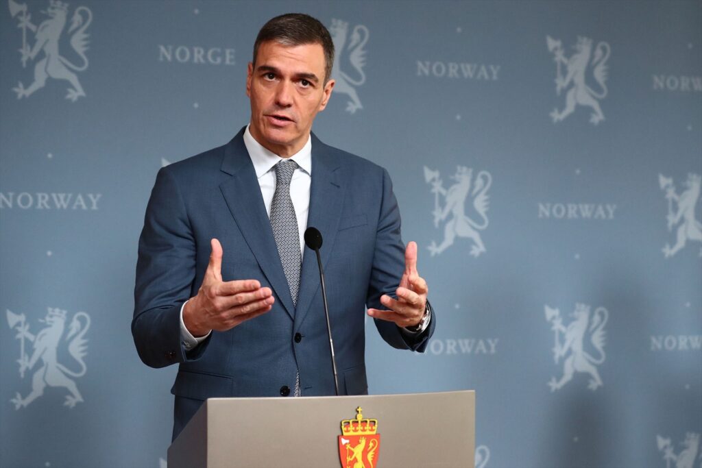 El presidente del Gobierno, Pedro Sánchez, durante su rueda de prensa tras su reunión con el primer ministro del Reino de Noruega, Jonas Gahr Støre | MONCLOA.