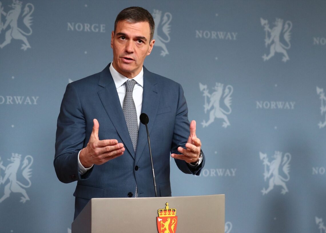 El presidente del Gobierno, Pedro Sánchez, durante su rueda de prensa tras su reunión con el primer ministro del Reino de Noruega, Jonas Gahr Støre | MONCLOA.