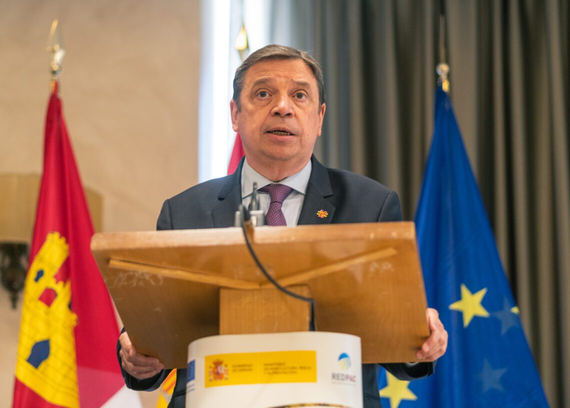 El ministro de Agricultura, Pesca y Alimentación, Luis Planas, interviene durante el Foro de Diálogo de la Ganadería Extensiva en España, en el Hotel Beatriz, a 17 de mayo de 2024, en Toledo, Castilla-La Mancha | Juan Moreno (EUROPA PRESS)