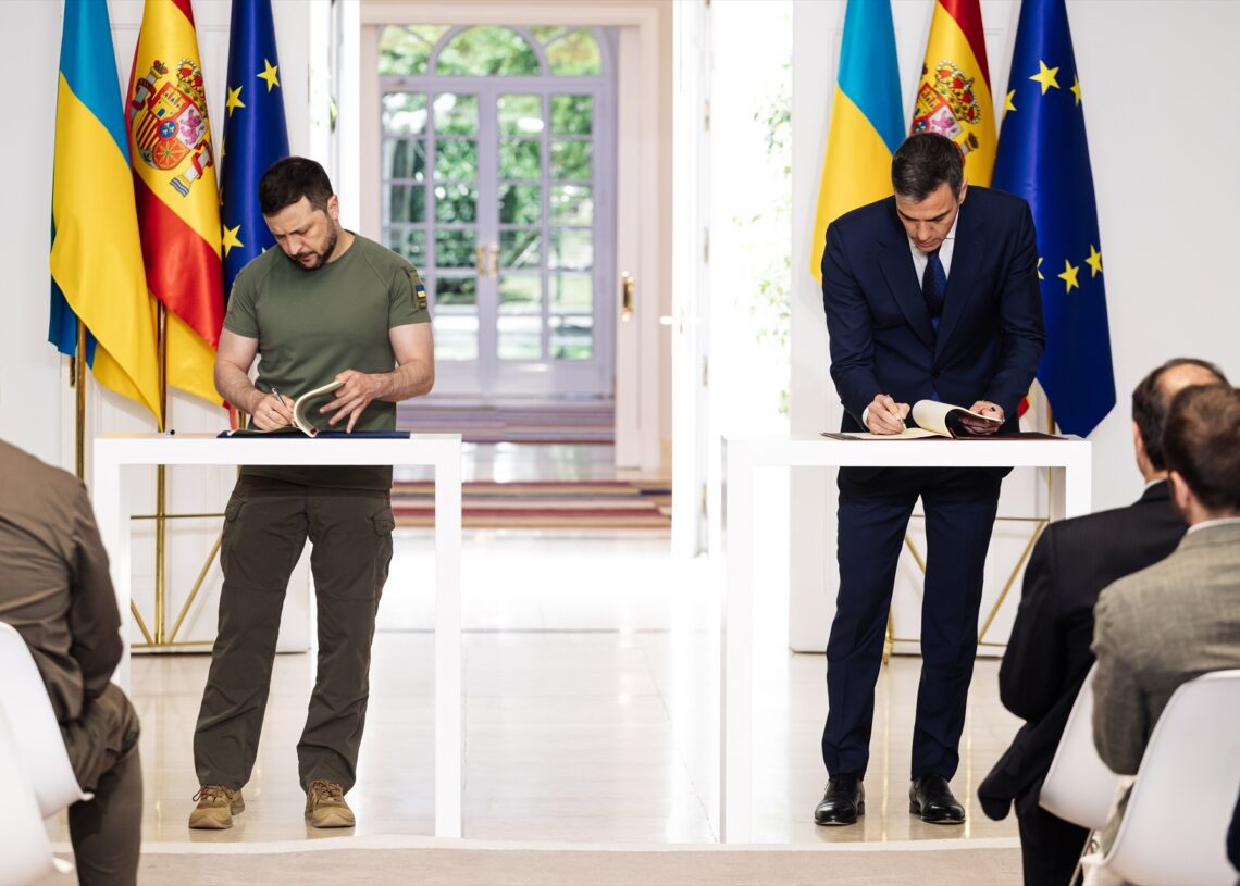 El presidente de Ucrania, Volodimir Zelenski (i) y el presidente del Gobierno, Pedro Sánchez (d), durante la firma del acuerdo de seguridad tras un encuentro en el Palacio de La Moncloa, a 27 de mayo de 2024, en Madrid (España) | Carlos Luján (EUROPA PRESS)
