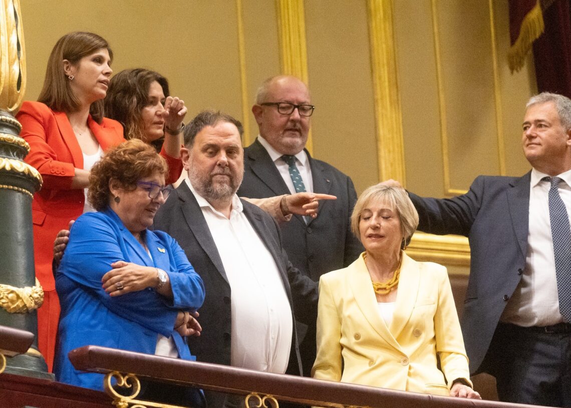 Imagen de Oriol Junqueras junto a varios integrantes de Esquerra Republicana de Catalunya (ERC) en la tribuna del Congreso de los Diputados durante el debate sobre el veto del Senado a la ley de Amnistía | EDUARDO PARRA (EUROPA PRESS).