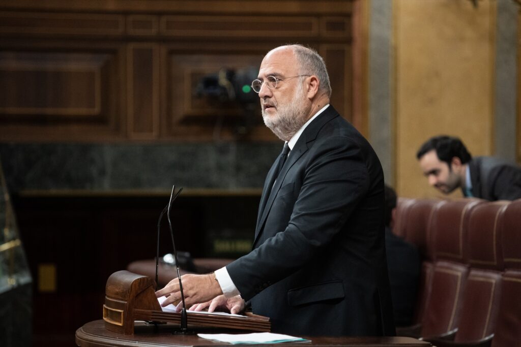 El diputado de JxCAT Eduard Pujol interviene durante una sesión plenaria, en el Congreso de los Diputados | ALEJANDRO MARTÍNEZ (EUROPA PRESS).