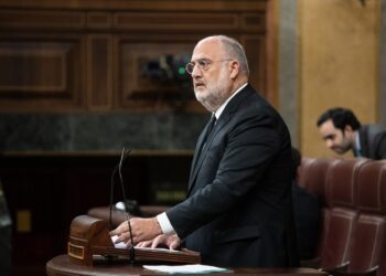 El diputado de JxCAT Eduard Pujol interviene durante una sesión plenaria, en el Congreso de los Diputados | ALEJANDRO MARTÍNEZ (EUROPA PRESS).