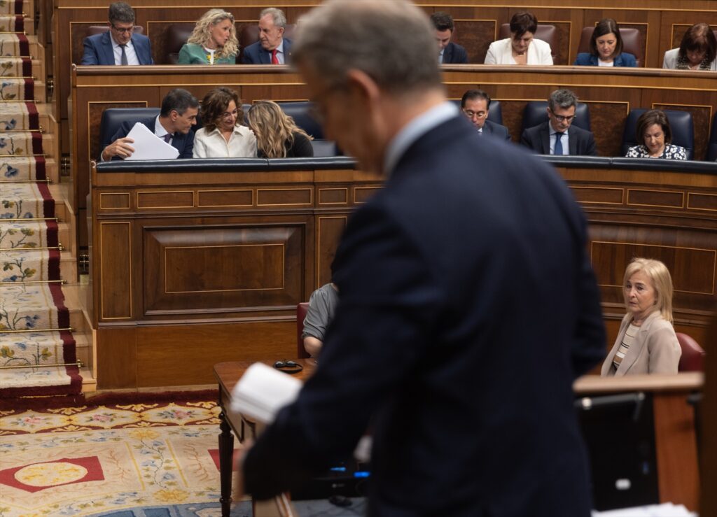 Imagen del presidente del Gobierno, Pedro Sánchez; la vicepresidenta primera y ministra de Hacienda, María Jesús Montero y la vicperesidenta segunda y ministra de Trabajo, Yolanda Díaz, desde el escaño de Alberto Núñez Feijóo | EDUARDO PARRA (EUROPA PRESS).