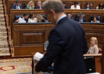 Imagen del presidente del Gobierno, Pedro Sánchez; la vicepresidenta primera y ministra de Hacienda, María Jesús Montero y la vicperesidenta segunda y ministra de Trabajo, Yolanda Díaz, desde el escaño de Alberto Núñez Feijóo | EDUARDO PARRA (EUROPA PRESS).
