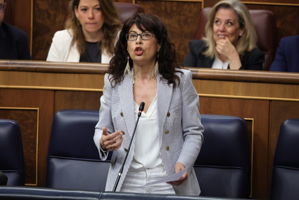 La ministra de Igualdad, Ana Redondo, interviene durante la sesión de control al Gobierno, en el Congreso de los Diputados | JESÚS HELLÍN (EUROPA PRESS).