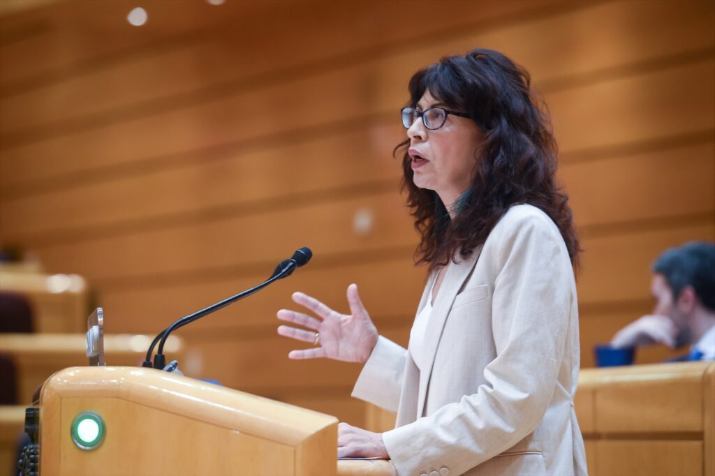 Imagen de archivo de la ministra de Igualdad, Ana Redondo, durante una sesión de control al Gobierno, en el Senado | GUSTAVO VALIENTE (EUROPA PRESS).