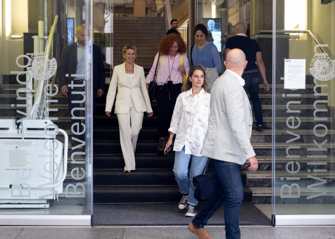 La vicepresidenta segunda del Gobierno y ministra de Trabajo y Economía Social, Yolanda Díaz (2i), a su salida de una rueda de prensa, en el Círculo de Bellas Artes, a 10 de junio de 2024, en Madrid (España). La vicepresidenta segunda del Gobierno ha informado que mantiene su puesto dentro del Gobierno pero dimite de sus responsabilidades como coordinadora general.
10 JUNIO 2024;MADRID;SUMAR;YOLANDA DÍAZ
Eduardo Parra / Europa Press
10/6/2024