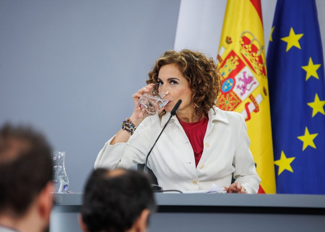 La vicepresidenta de Hacienda, María Jesús Montero, bebe agua durante una rueda de prensa posterior a la reunión del Consejo de Ministros, en el Palacio de La Moncloa, a 25 de junio de 2024, en Madrid | Alejandro Martínez Vélez (EUROPA PRESS)
25/6/2024