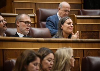 La portavoz de Junts en el Congreso, Miriam Nogueras (d), durante una sesión plenaria, en el Congreso de los Diputados | FERNANDO SÁNCHEZ (EUROPA PRESS).