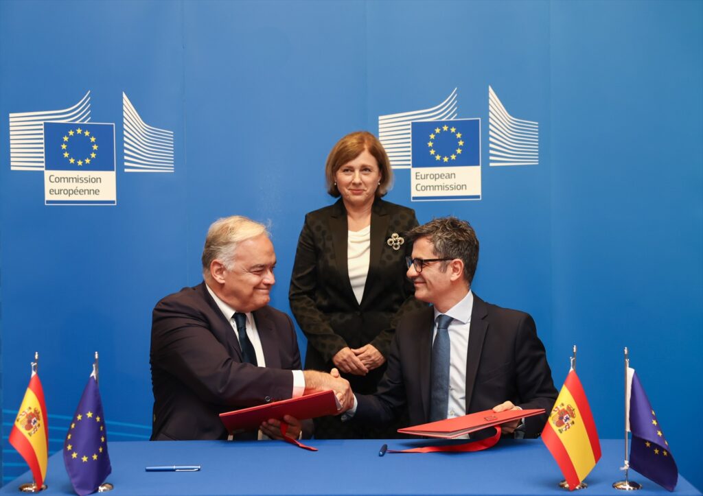 (I-D) El vicesecretario de Institucional del PP, Esteban González Pons; la vicepresidenta de la Comisión Europea, Vera Jourová, y el ministro de Presidencia, Justicia y Relaciones con las Cortes, Félix Bolaños, durante la firma del acuerdo para la renovación del CGPJ, en el Parlamento Europeo | COMISIÓN EUROPEA.