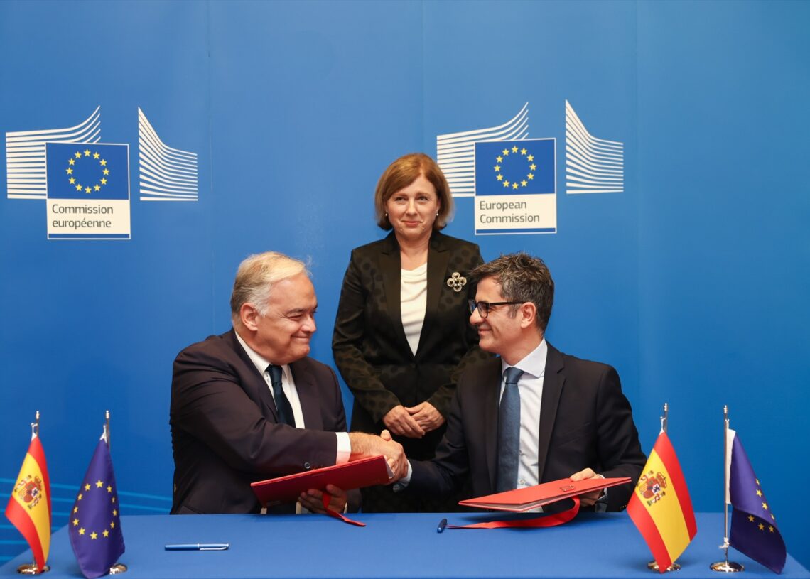 (I-D) El vicesecretario de Institucional del PP, Esteban González Pons; la vicepresidenta de la Comisión Europea, Vera Jourová, y el ministro de Presidencia, Justicia y Relaciones con las Cortes, Félix Bolaños, durante la firma del acuerdo para la renovación del CGPJ, en el Parlamento Europeo | COMISIÓN EUROPEA.
