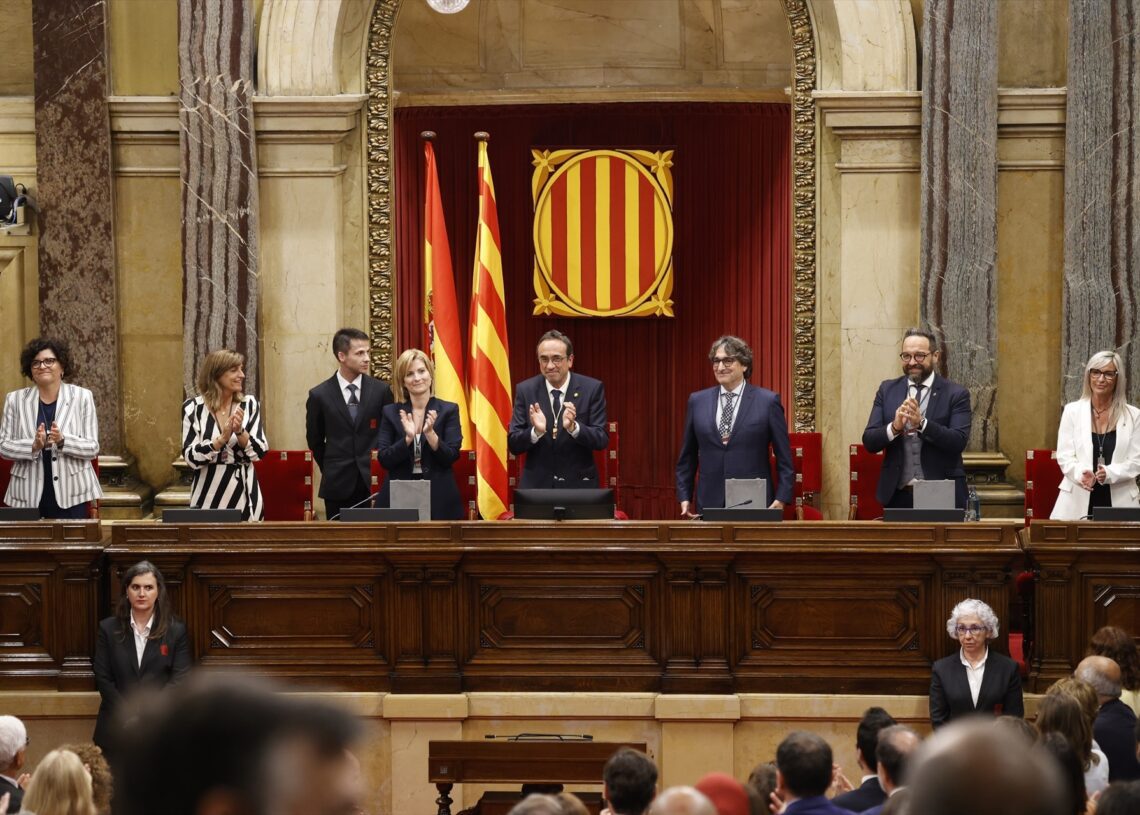 Los integrantes de la Mesa del Parlament aplauden en el momento en el que el nuevo presidente, Josep Rull (en el centro), declara constituida la legislatura | KIKE RINCÓN (EUROPA PRESS)