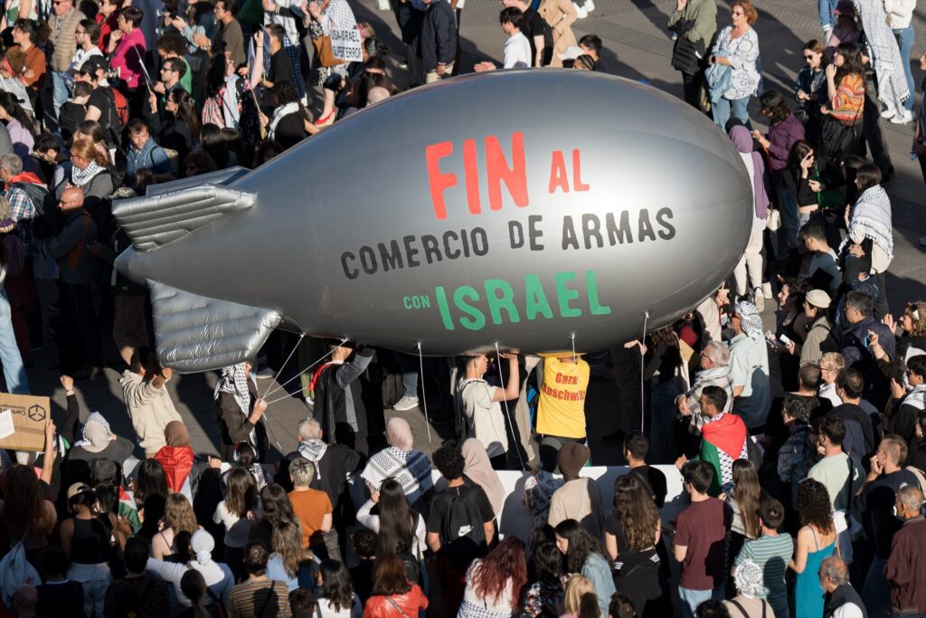 Imagen de archivo de cientos de personas durante la quinta movilización estatal en apoyo a Palestina, en la Puerta del Sol, a 18 de mayo de 2024, en Madrid (España) | DIEGO RADAMÉS (EUROPA PRESS).