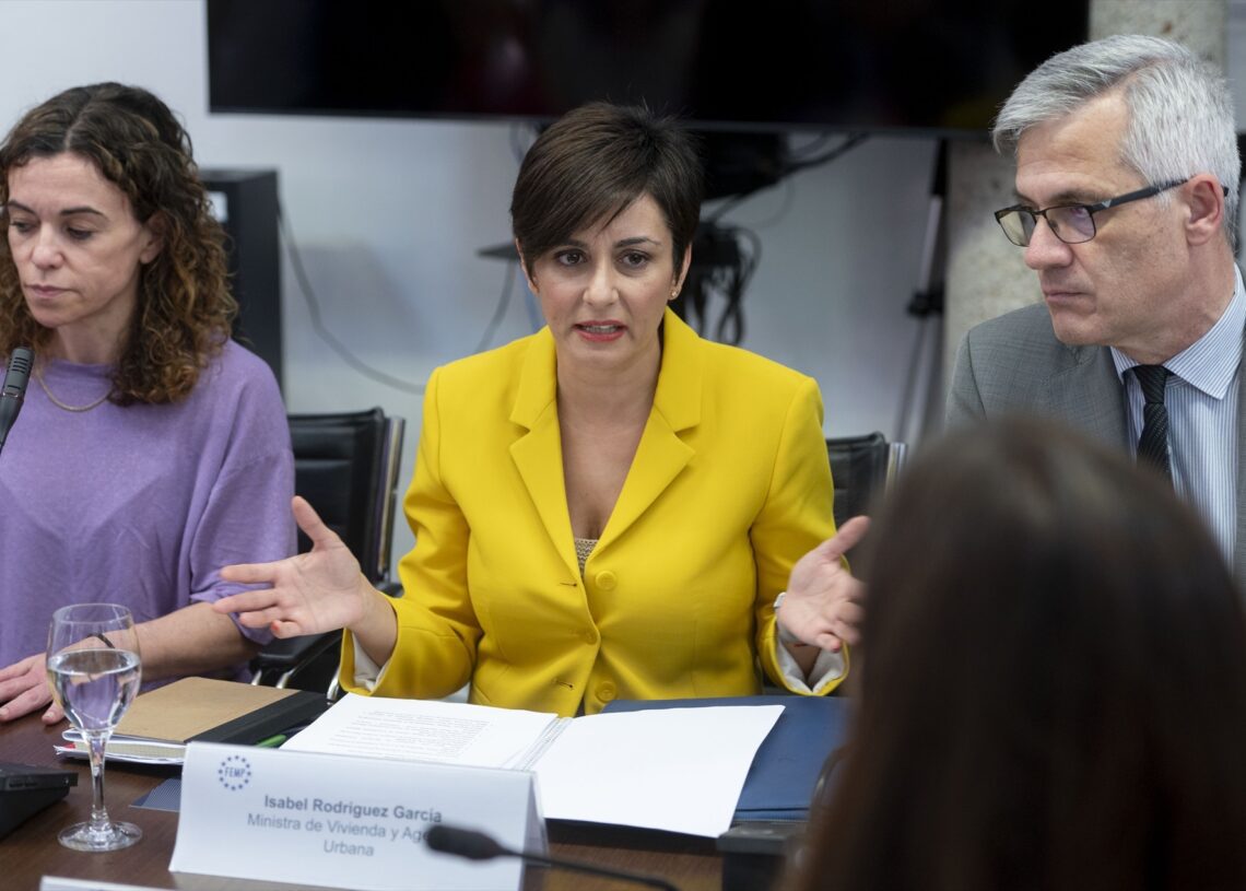(I-D) La vicepresidenta primera de la FEMP, Inés Rey García; la ministra de Vivienda y Agenda Urbana, Isabel Rodríguez, y el secretario de Estado de Vivienda y Agenda Urbana, David Lucas, durante una reunión con comisiones de Vivienda y de Turismo de la Federación Española de Municipios y Provincias (FEMP), en la sede de la Federación Española de Municipios y Provincias (FEMP), a 25 de junio de 2024, en Madrid | Alberto Ortega (EUROPA PRESS)