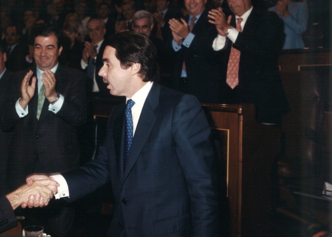José María Aznar aplaudido por la bancada popular tras ser elegido presidente en el 2000 | M. POVEDANO/CONGRESO